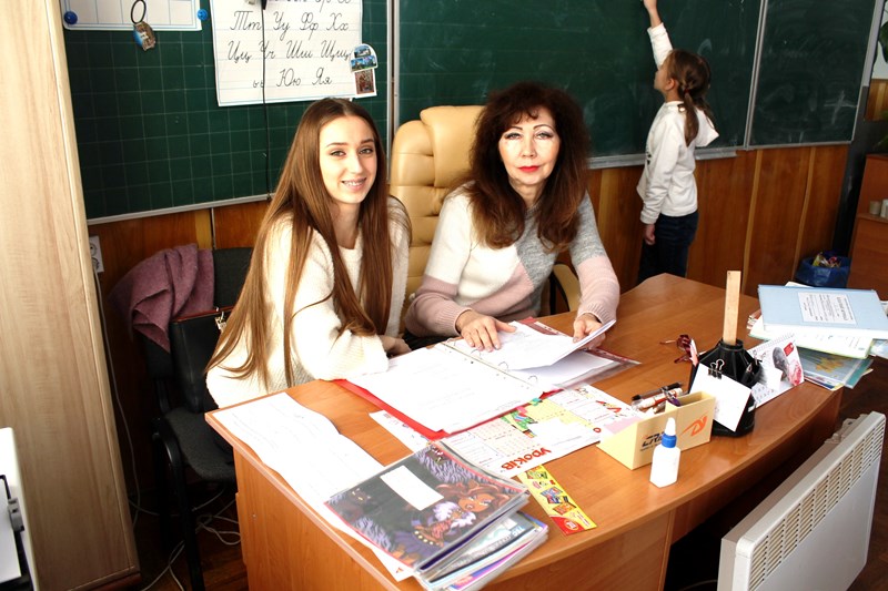 Студентка-практикантка В.Михайлишин консультується із вчителькою І.П.Маркевич щодо проведення залікового уроку (Тернопільська школа №24)